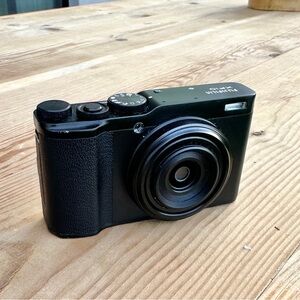 FUJIFILM XF10 - Amazing Condition + 3 Extra Batteries! (18.5mm f/2.8, 4K)